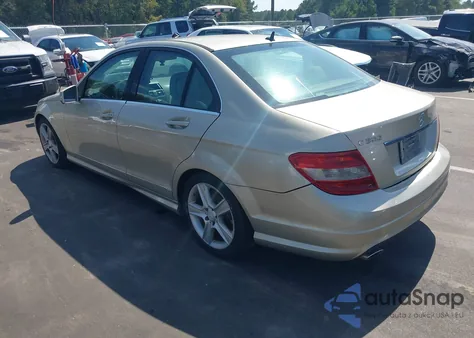 2010 Mercedes-Benz C 300 Luxury/Sport z USA, uszkodzony, nr VIN WDDGF5EB0AA396677